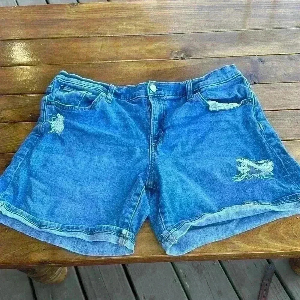 Gap Women's Distressed Cuffed Denim Shorts 31 inch waist, 5" inseam